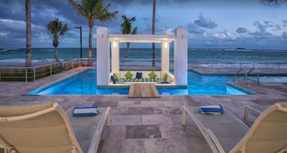 Luxury Luxury Luxury Villa living right on the beach ...