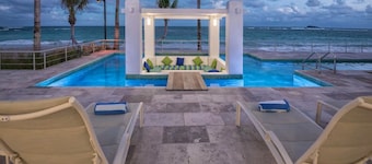 Luxury Luxury Luxury Villa living right on the beach ...