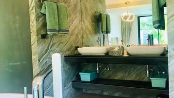 Bañera con ducha, secador de pelo, toallas, jabón