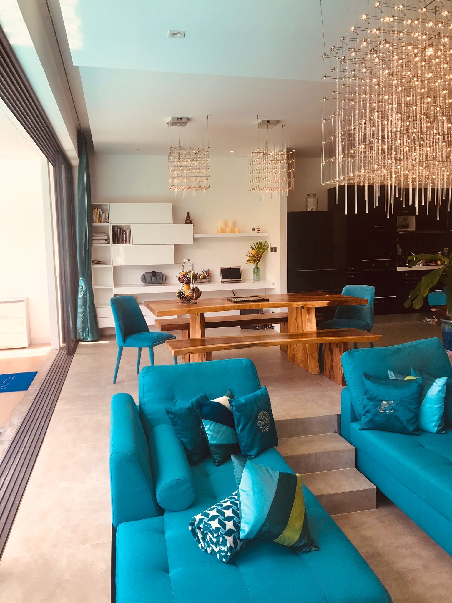 Smart-TV, DVD-Player, Bücher, Stereoanlage