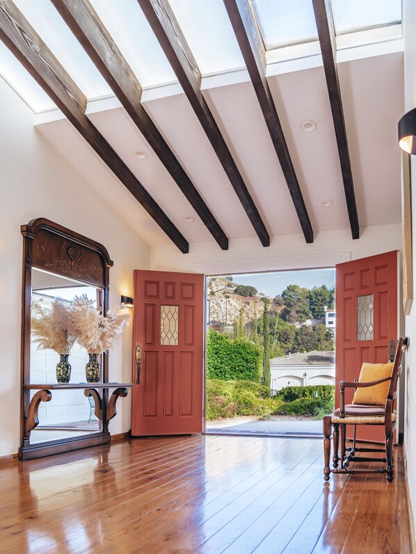 Interior - Villa Bella near Beverly Hills with city view and hot tub! Familieswelcome (Los Angeles)