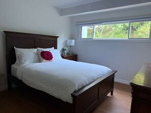 3 slaapkamers, een strijkplank/strijkijzer, reisbedje, gratis wifi