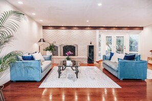 Interior - Villa Bella near Beverly Hills with city view and hot tub! Familieswelcome (Los Angeles)