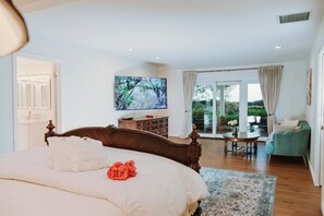 3 bedrooms, in-room safe, desk, iron/ironing board - Villa Bella near Beverly Hills with city view and hot tub! Familieswelcome (Los Angeles)