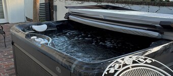 Spacious retreat in the Bird Streets with city view and luxurious hot tub