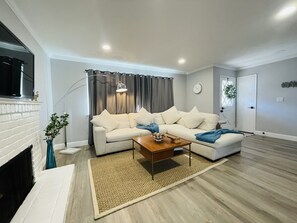 Smart-TV, peis, bøker og PC-skjermer