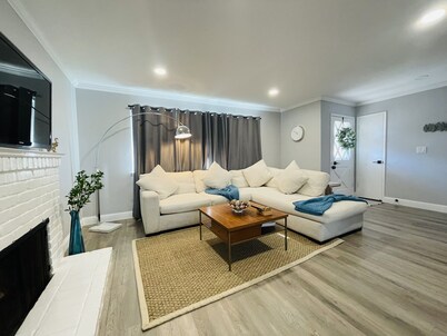 Bright modern home near Santana Row, Apple
