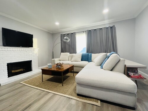 Bright modern home near Santana Row, Apple