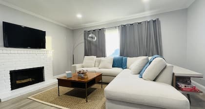 Bright modern home near Santana Row, Apple