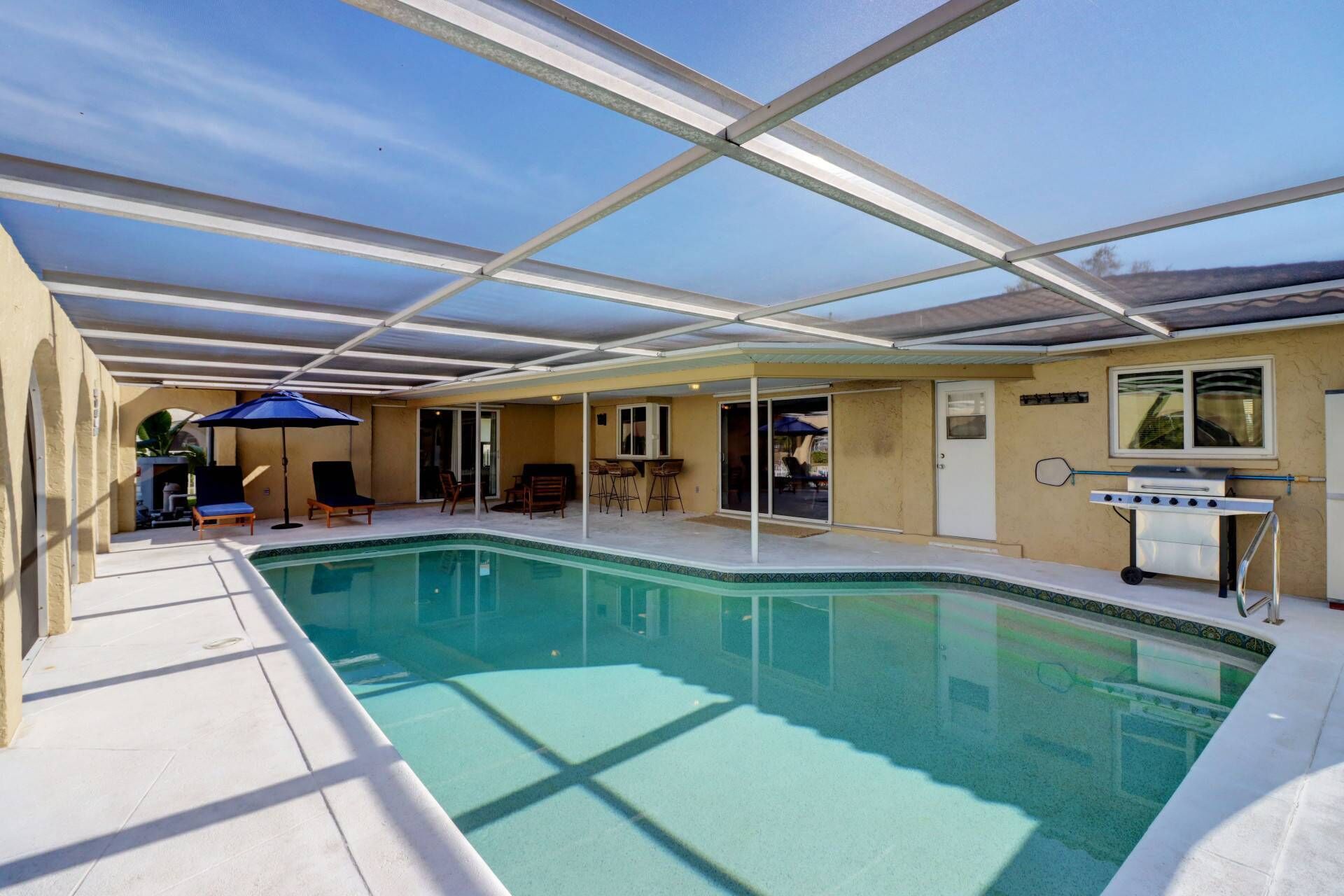 Piscina aquecida, espreguiçadeiras