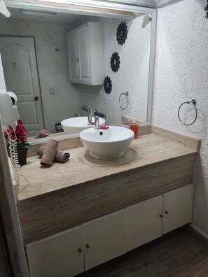 Doccia, asciugacapelli, asciugamani, sapone