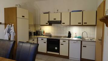 Kühlschrank, Mikrowelle, Ofen, Geschirrspüler