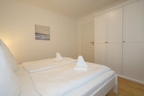 Unclassified image, 5 of 11, button - House Sarah 03, Germany (Sylt)