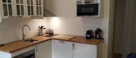 Frigorifero, microonde, forno, piano cottura