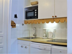 Kühlschrank, Mikrowelle, Herdplatte, Geschirrspüler