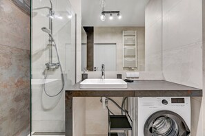 Executive Apartment | Bathroom | Shower, hair dryer, towels - Grand Apartments - Chlebova Deluxe (Gdansk)