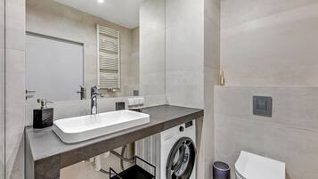 Executive Apartment | Bathroom | Shower, hair dryer, towels
