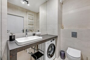 Executive Apartment | Bathroom | Shower, hair dryer, towels - Grand Apartments - Chlebova Deluxe (Gdansk)