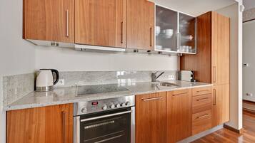 Refrigerador con freezer, horno, placa de cocina, cafetera/tetera