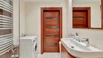 Premium Apartment | Bathroom | Shower, hair dryer, towels