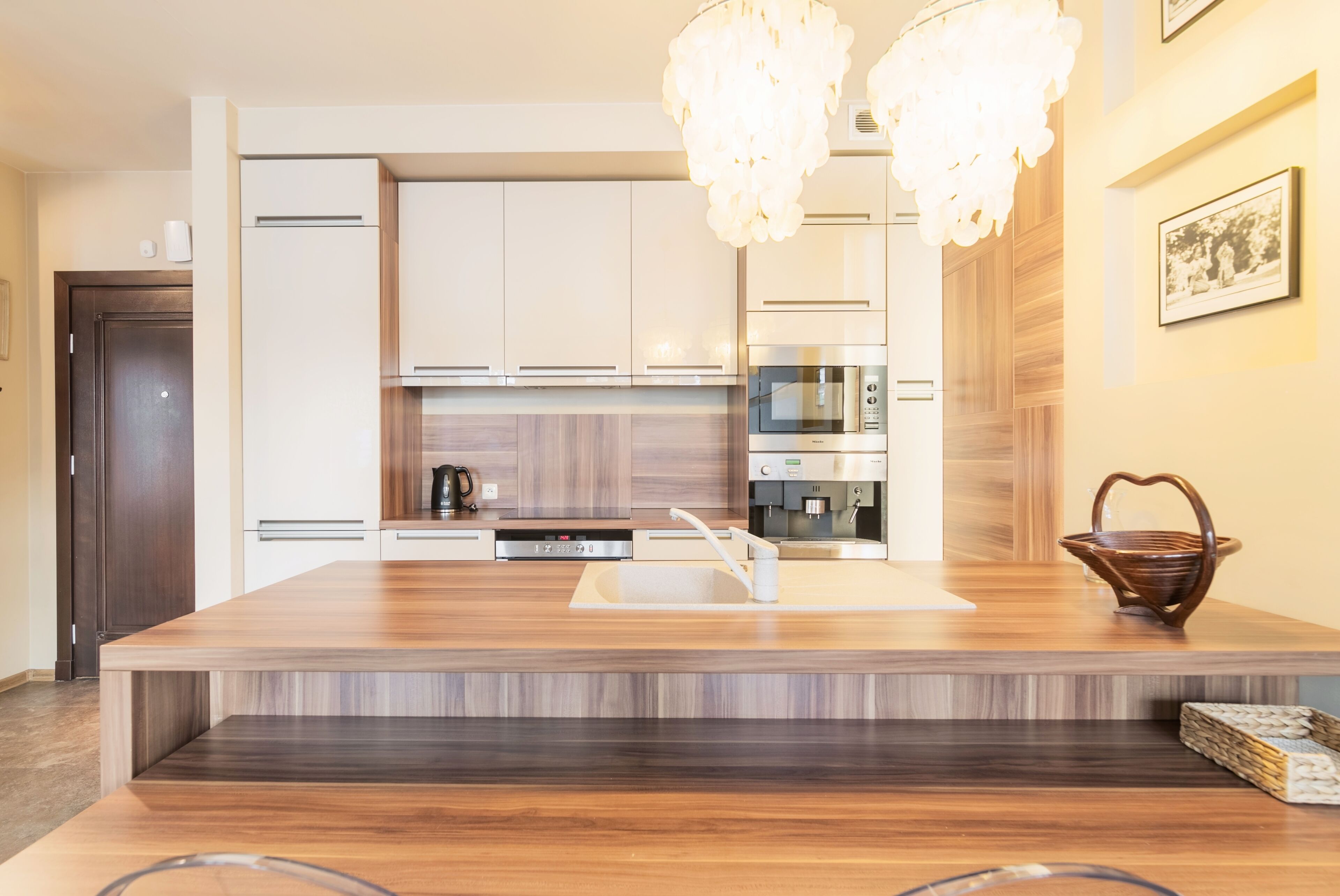 Refrigerador con freezer, horno, placa de cocina, cafetera/tetera