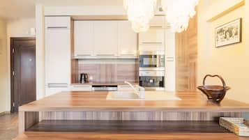 Leilighet – deluxe | Eget kjøkken | Kjøleskap, ovn, kokeplater og kaffetrakter/tekoker