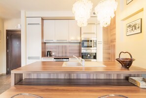 Refrigerador con freezer, horno, placa de cocina, cafetera/tetera