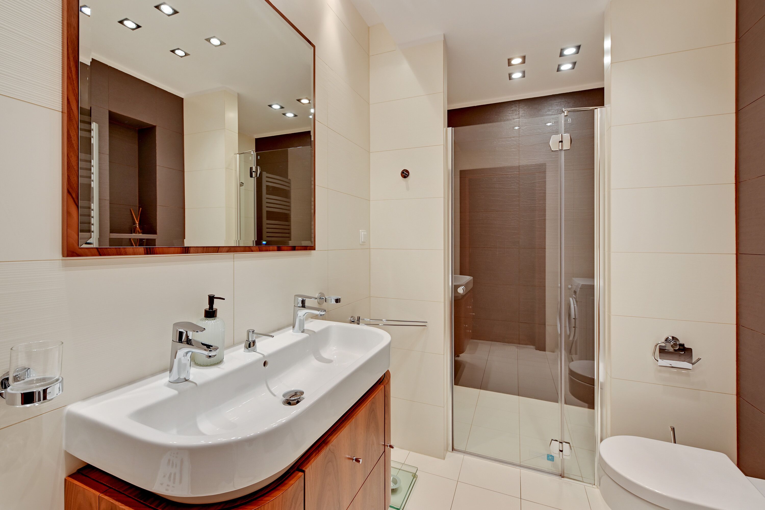 Premium Apartment | Bathroom | Shower, hair dryer, towels
