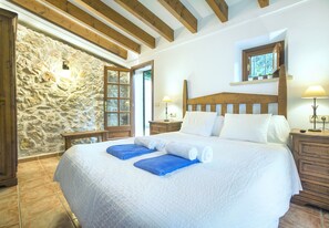 3 soverom, safe på rommet, strykejern/-brett og reiseseng for barn