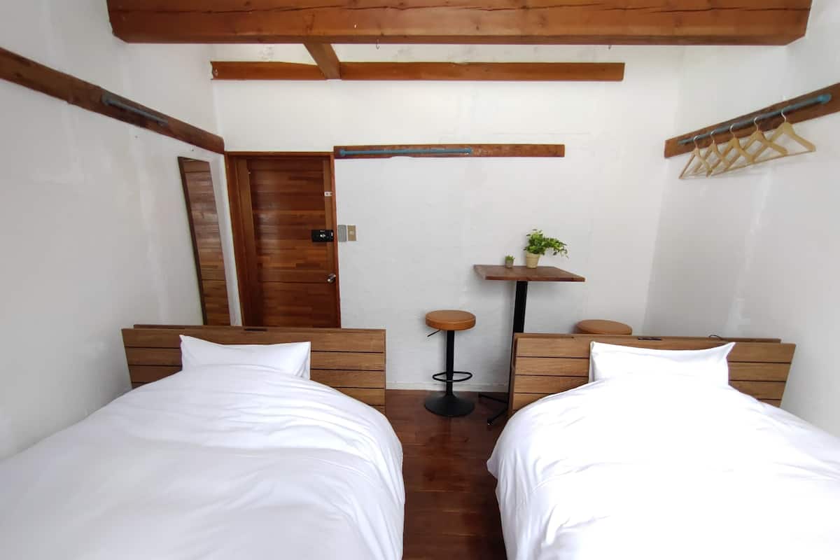 Habitación con 2 camas individuales | Wifi gratis y ropa de cama