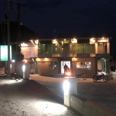 Hotel Hunza White House