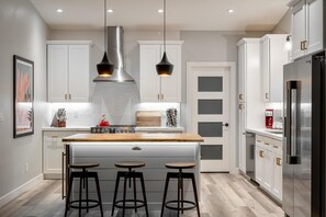 Kjøleskap, mikrobølgeovn, kokeplater og oppvaskmaskin