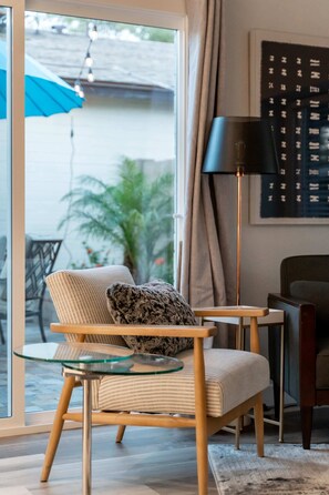 Televisión y oficina 