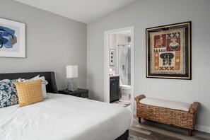 3 soverom, skrivebord, strykejern/-brett og reiseseng for barn