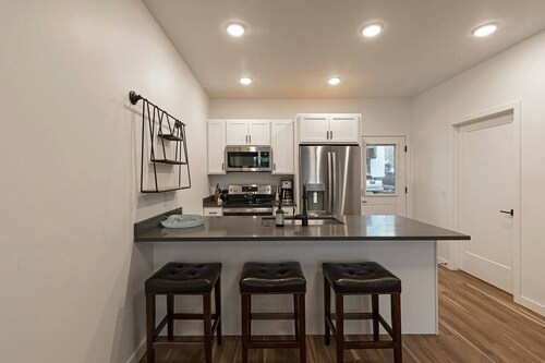 Modern Urban Flat - Walking distance to Downtown Missoula and St. Pats Hospital