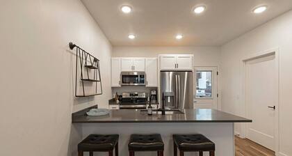 Modern Urban Flat - Walking distance to Downtown Missoula and St. Pats Hospital