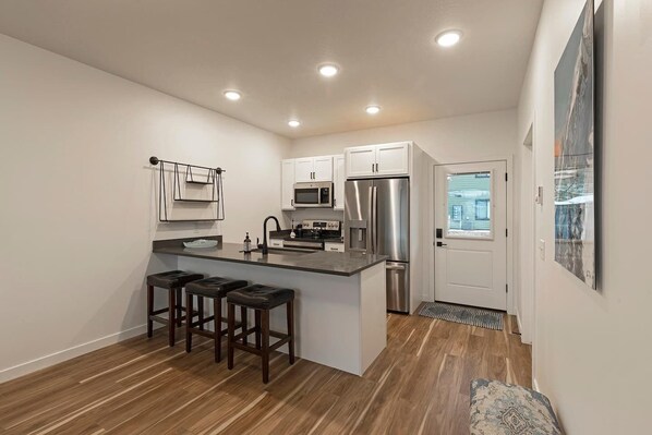Fridge, microwave, stovetop, dishwasher