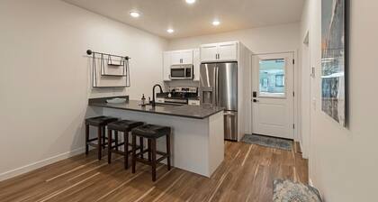 Modern Urban Flat - Walking distance to Downtown Missoula and St. Pats Hospital
