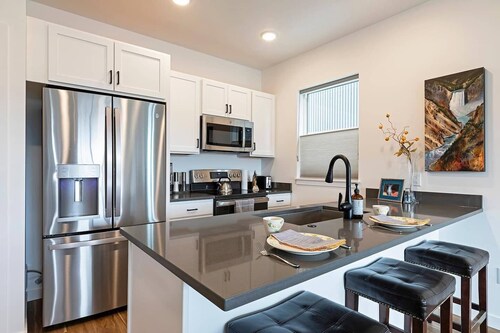 Chic Modern Flat - Walking Distance to Downtown Missoula!