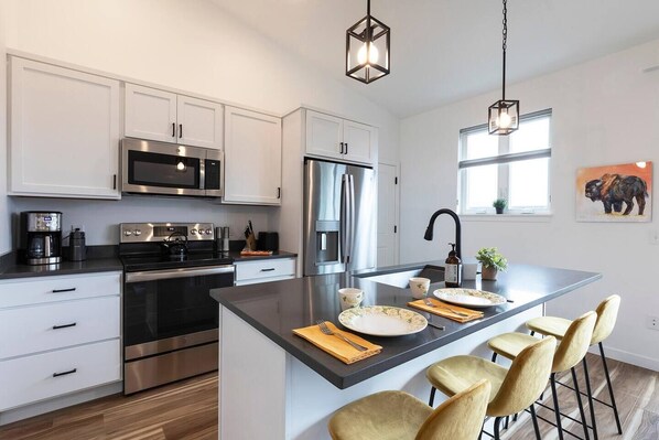 Fridge, microwave, stovetop, dishwasher