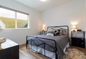 2 bedrooms, desk, travel crib, free WiFi - Modern upper level  2 Story Loft - Walk to Downtown Missoula (Missoula)