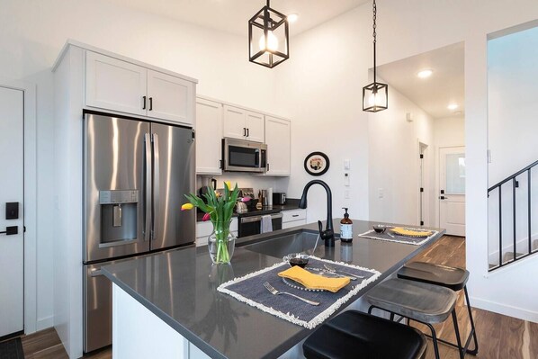 Réfrigérateur, micro-ondes, four, plaque de cuisson