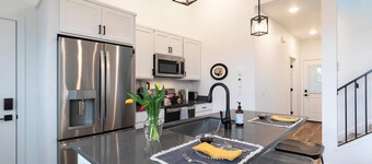 Modern upper level  2 Story Loft - Walk to Downtown Missoula