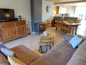 TV, peis, DVD-spiller og bordtennis