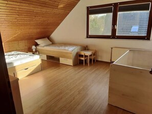 2 habitaciones, tabla de planchar con plancha y cuna de viaje 