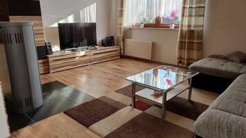 Apartemen, 2 Tempat Tidur Queen | Ruang keluarga | Televisi 30-inci dengan saluran TV digital dan perapian