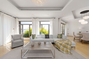 Villa de lujo, 5 habitaciones, para no fumadores, vista al mar | Área de sala de estar