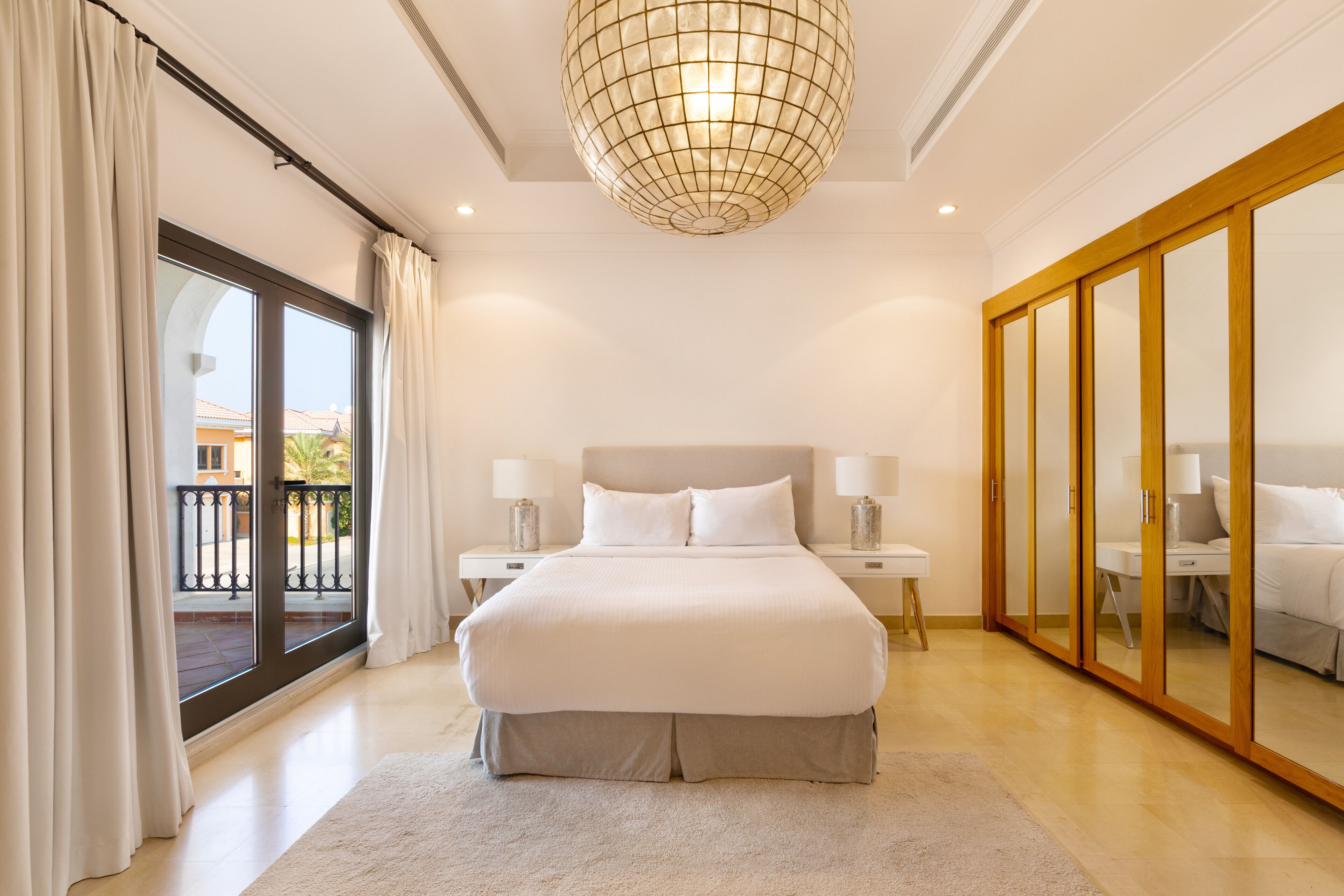 Luxe villa, 5 slaapkamers, uitzicht op strand | Een kluis op de kamer, een bureau, verduisterende gordijnen