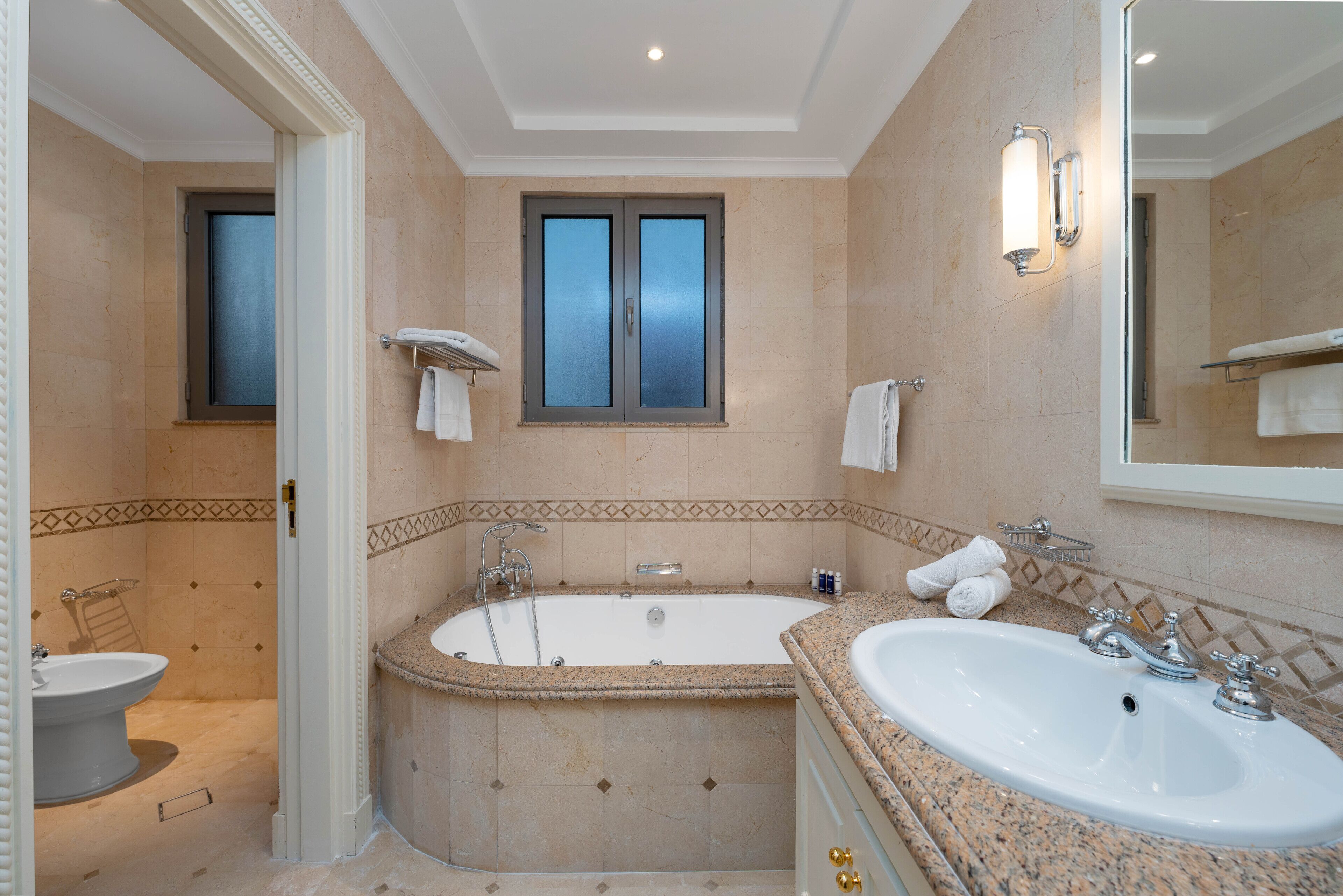 Ein Badezimmer mit einer Badewanne, einem Waschbecken und einer Toilette.