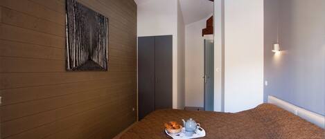 3 bedrooms, iron/ironing board, travel crib, WiFi